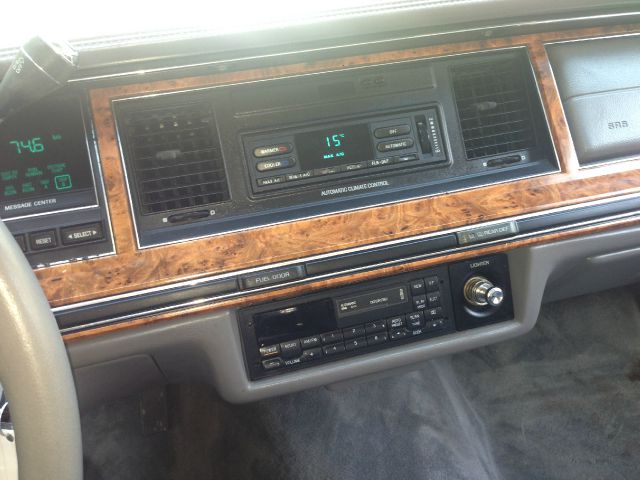 Lincoln Town Car 1993 photo 41