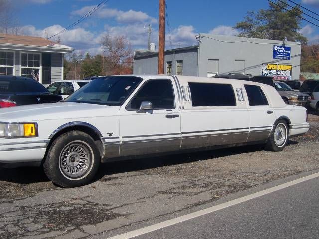 Lincoln Town Car DOWN 4.9 WAC Sedan