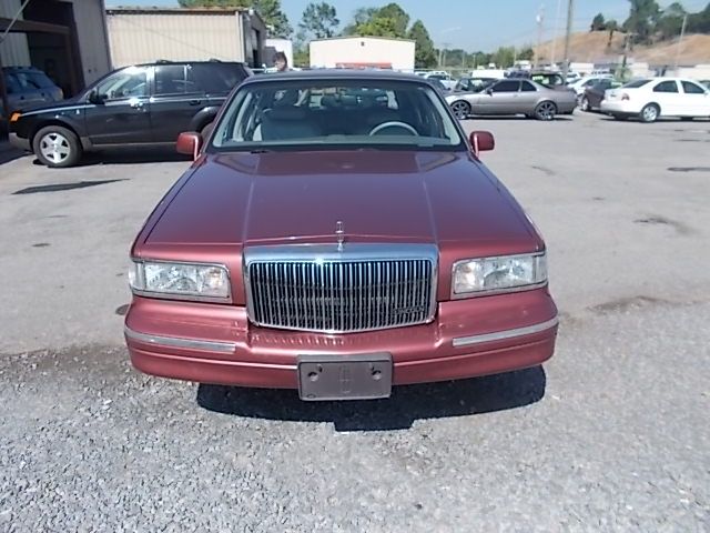 Lincoln Town Car DOWN 4.9 WAC Sedan