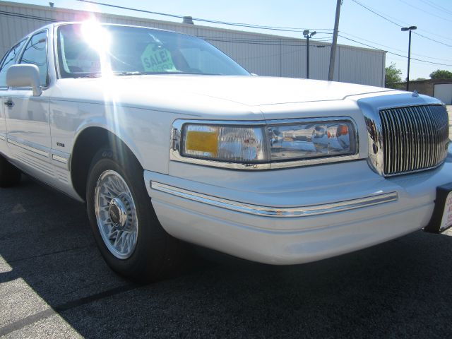 Lincoln Town Car DOWN 4.9 WAC Sedan