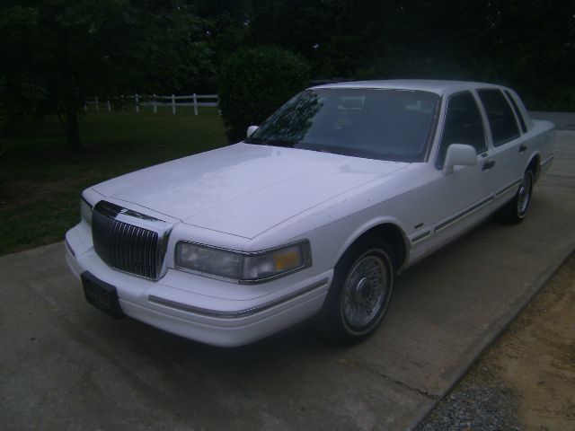 Lincoln Town Car DOWN 4.9 WAC Sedan