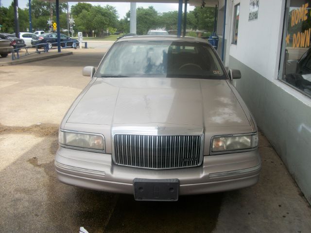 Lincoln Town Car DOWN 4.9 WAC Sedan