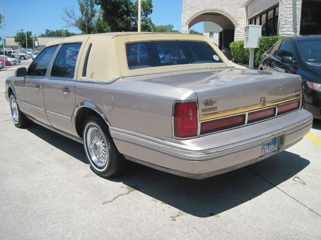 Lincoln Town Car DOWN 4.9 WAC Sedan