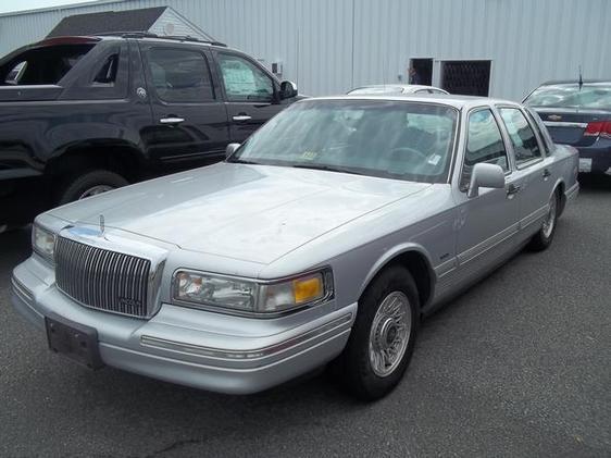 Lincoln Town Car DOWN 4.9 WAC Sedan