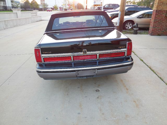 Lincoln Town Car DOWN 4.9 WAC Sedan