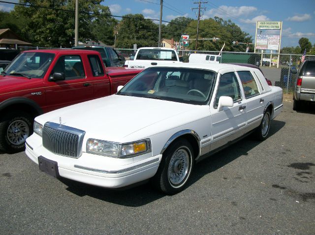 Lincoln Town Car DOWN 4.9 WAC Sedan