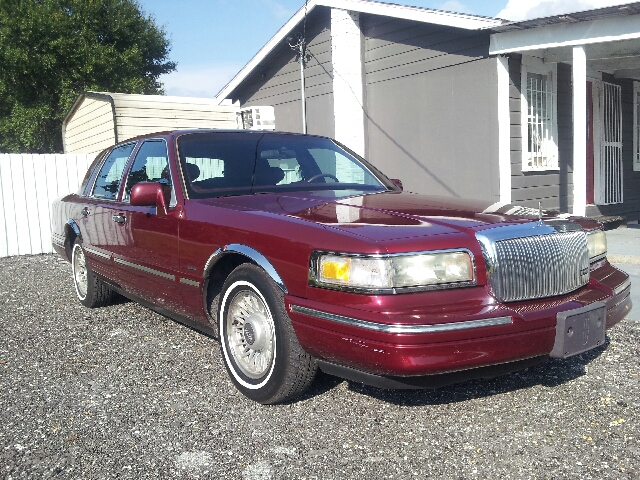 Lincoln Town Car DOWN 4.9 WAC Sedan