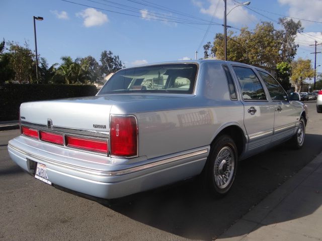 Lincoln Town Car DOWN 4.9 WAC Sedan
