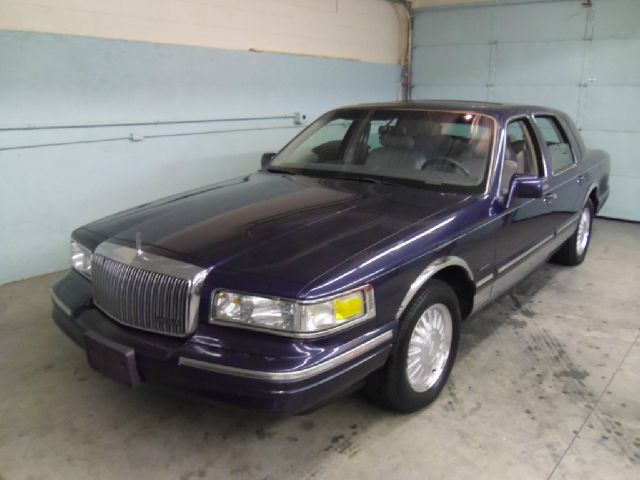 Lincoln Town Car DOWN 4.9 WAC Sedan