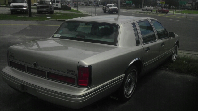 Lincoln Town Car DOWN 4.9 WAC Sedan