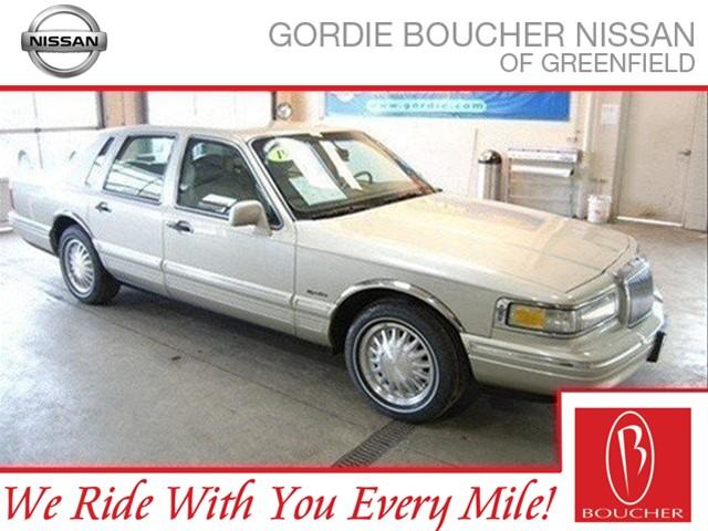 Lincoln Town Car DOWN 4.9 WAC Sedan