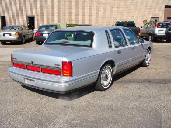 Lincoln Town Car DOWN 4.9 WAC Sedan