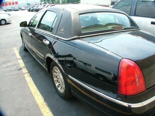 Lincoln Town Car 1998 photo 2