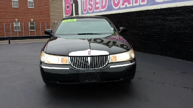 Lincoln Town Car DOWN 4.9 WAC Sedan