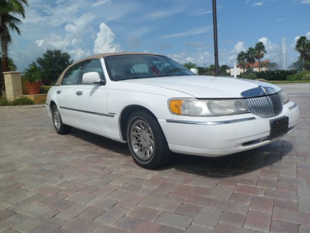 Lincoln Town Car DOWN 4.9 WAC Sedan
