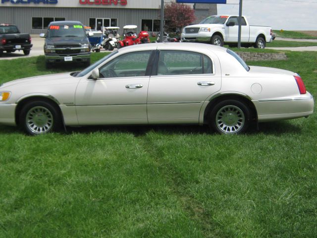 Lincoln Town Car LS Flex Fuel 4x4 This Is One Of Our Best Bargains Sedan