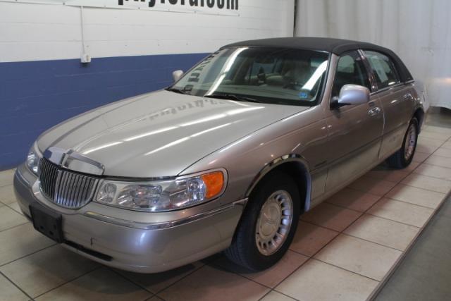 Lincoln Town Car 2000 photo 2
