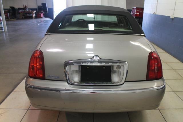 Lincoln Town Car 2000 photo 3