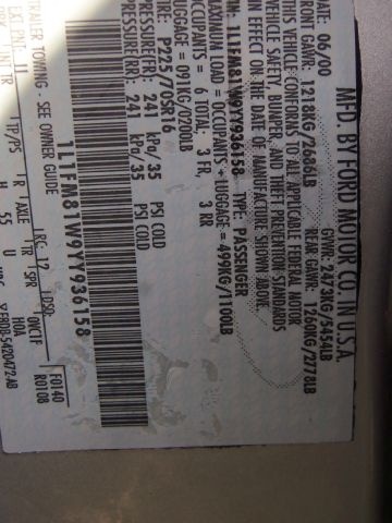 Lincoln Town Car 2000 photo 2