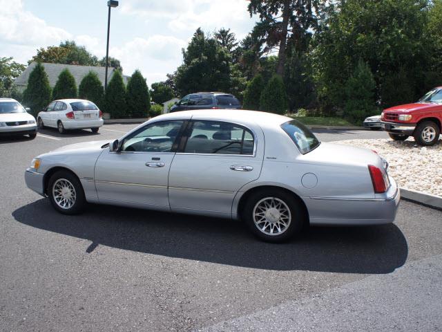 Lincoln Town Car DOWN 4.9 WAC Sedan