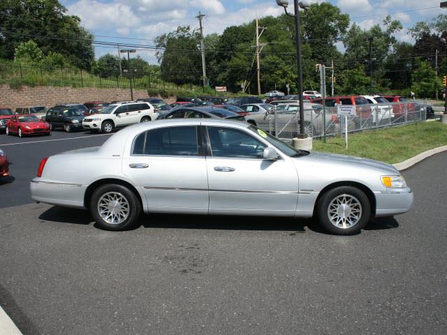 Lincoln Town Car 2000 photo 2