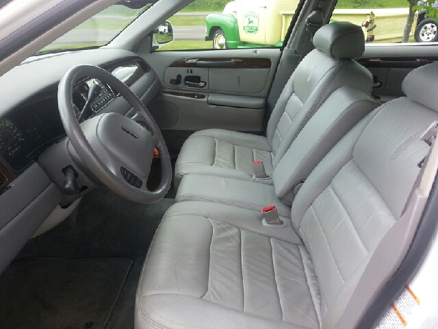 Lincoln Town Car 2000 photo 2
