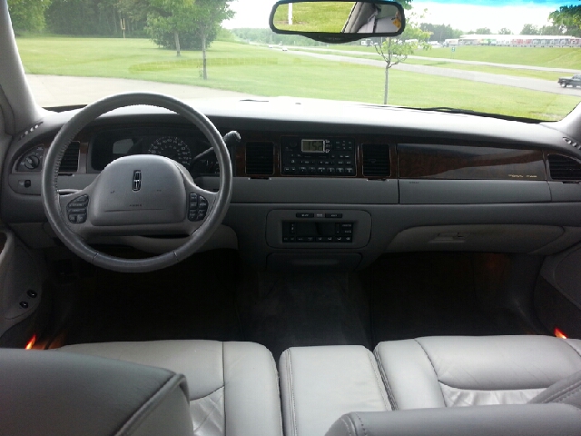 Lincoln Town Car 2000 photo 4