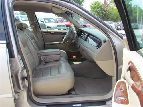 Lincoln Town Car 2000 photo 2