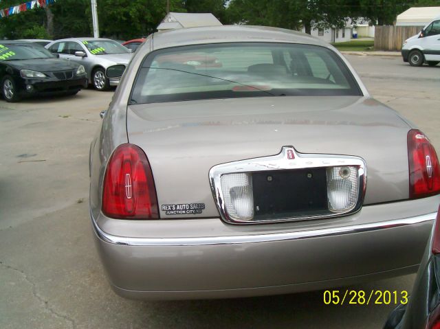Lincoln Town Car 2000 photo 3