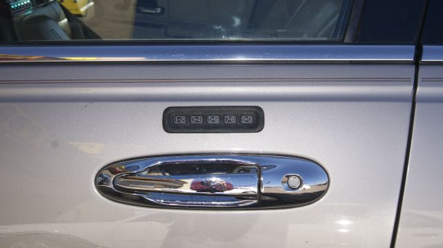 Lincoln Town Car 2000 photo 2