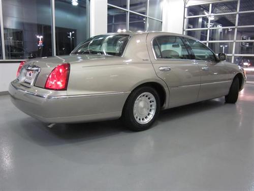 Lincoln Town Car 2000 photo 1