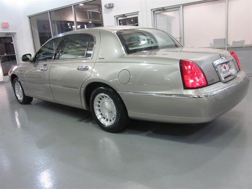 Lincoln Town Car 2000 photo 3