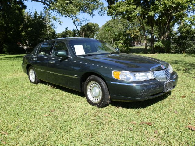 Lincoln Town Car 2000 photo 2