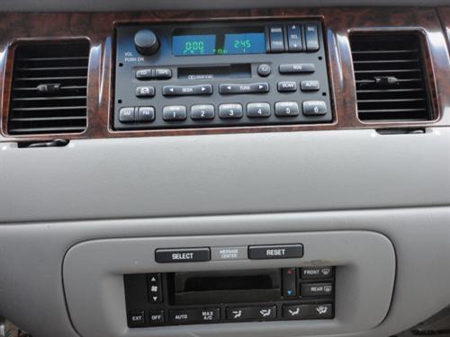 Lincoln Town Car 2000 photo 4