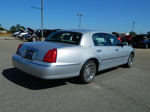 Lincoln Town Car 2000 photo 2