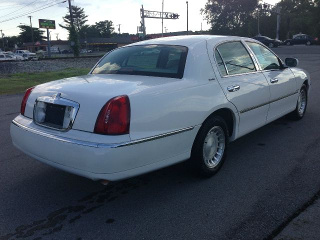 Lincoln Town Car 2000 photo 1