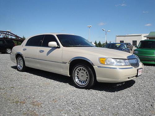 Lincoln Town Car 2000 photo 2