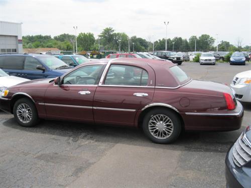 Lincoln Town Car 2000 photo 2