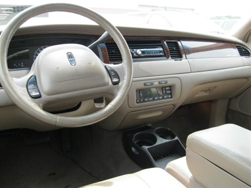 Lincoln Town Car 2000 photo 4