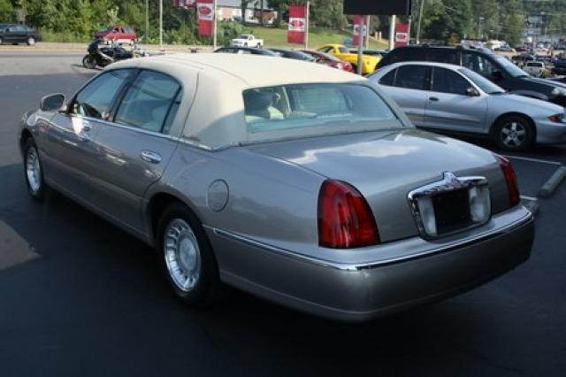 Lincoln Town Car 2000 photo 1