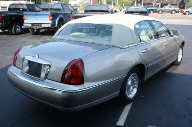Lincoln Town Car 2000 photo 2