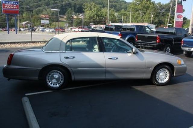 Lincoln Town Car 2000 photo 3