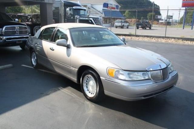 Lincoln Town Car 2000 photo 4