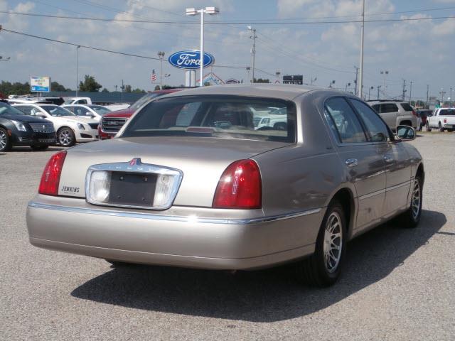 Lincoln Town Car DOWN 4.9 WAC Sedan