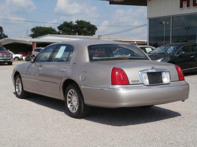 Lincoln Town Car 2000 photo 3