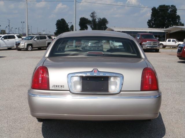 Lincoln Town Car 2000 photo 4