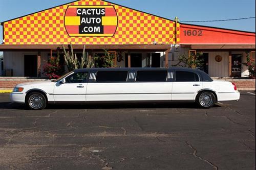 Lincoln Town Car 2000 photo 2