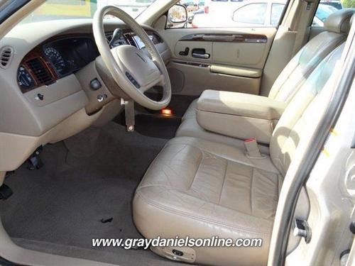 Lincoln Town Car 2000 photo 2
