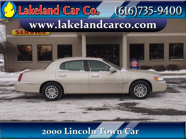 Lincoln Town Car 2000 photo 2