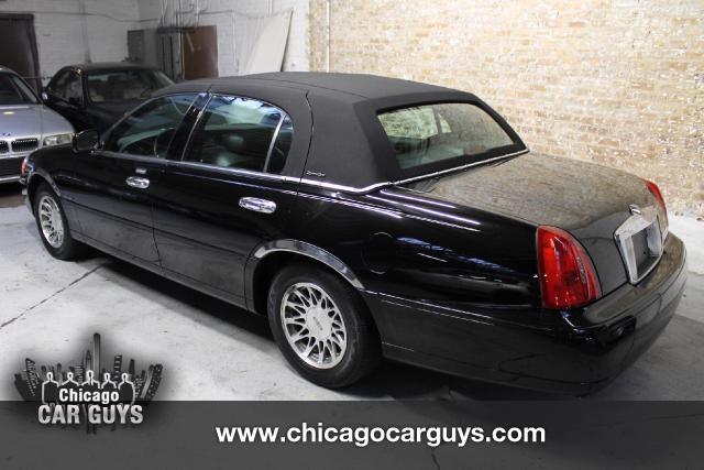 Lincoln Town Car 2000 photo 2
